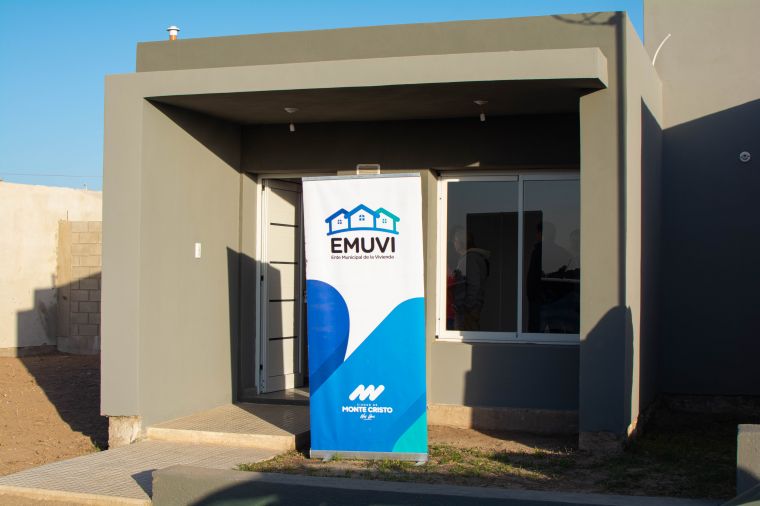 Se entregaron 4 viviendas de EMUVI en Monte Cristo