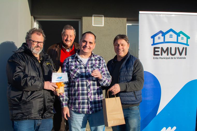 Se entregaron 4 viviendas de EMUVI en Monte Cristo