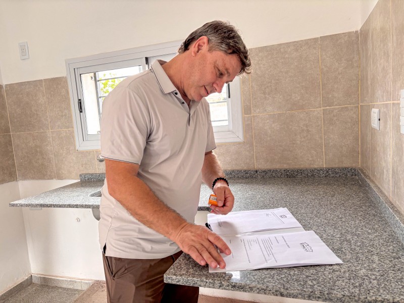 Se entregaron 2 viviendas del EMUVI en Monte Cristo