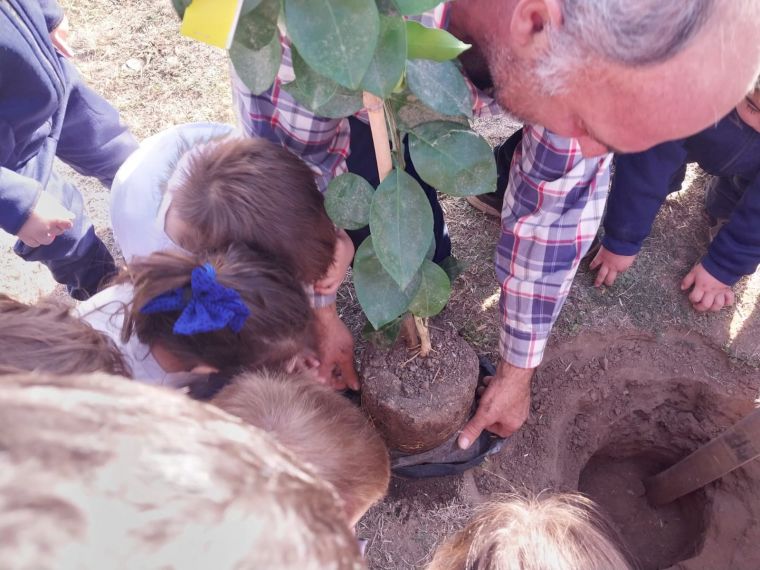 Día de Plantación en el Jardín 25 de Mayo 
