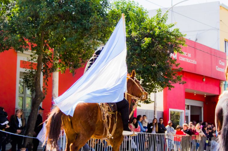 Imágenes del 27° Desfile Cívico, Militar y Gaucho