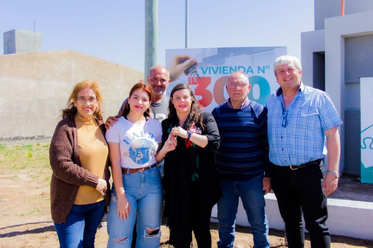 Emuvi hizo entrega de la Casa N° 300