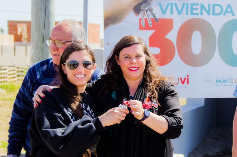 Emuvi hizo entrega de la Casa N° 300