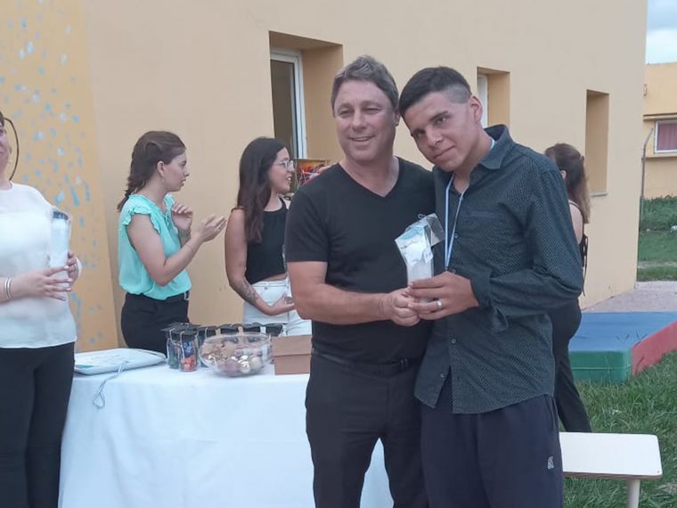 El intendente Daniel Haniewicz entregó presentes a los egresados de colegios secundarios de la ciudad