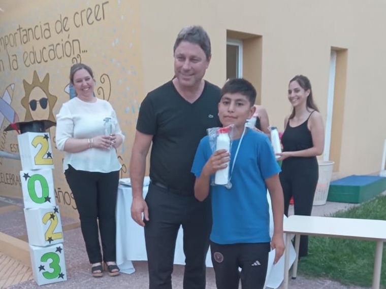 El intendente Daniel Haniewicz entregó presentes a los egresados de colegios secundarios de la ciudad