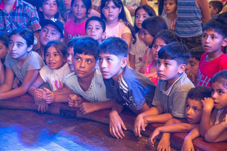 Con show y entrega de golosinas se festejó la llegada los Reyes