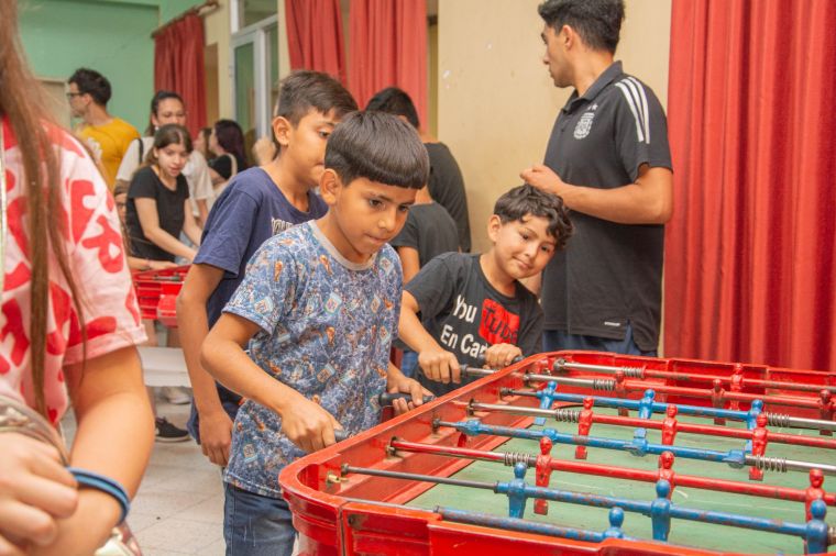 Con show y entrega de golosinas se festejó la llegada los Reyes