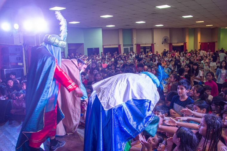 Con show y entrega de golosinas se festejó la llegada los Reyes