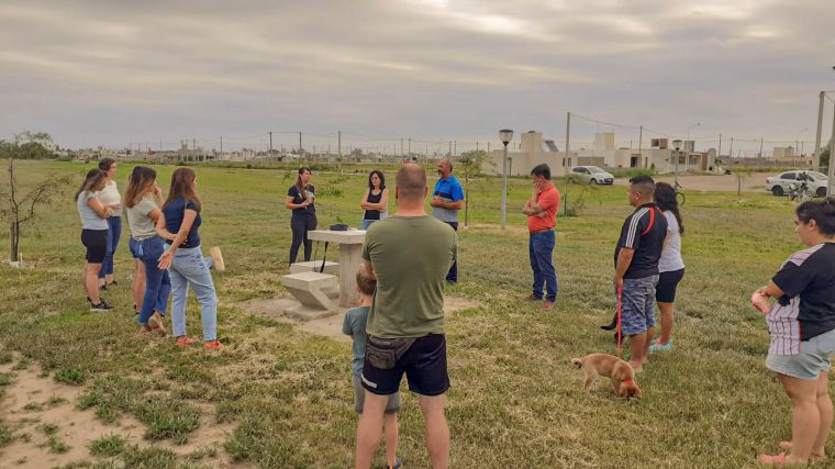 Vecinos de la Mutual 4 de Enero reciben información acerca de fumigaciones y aplicaciones