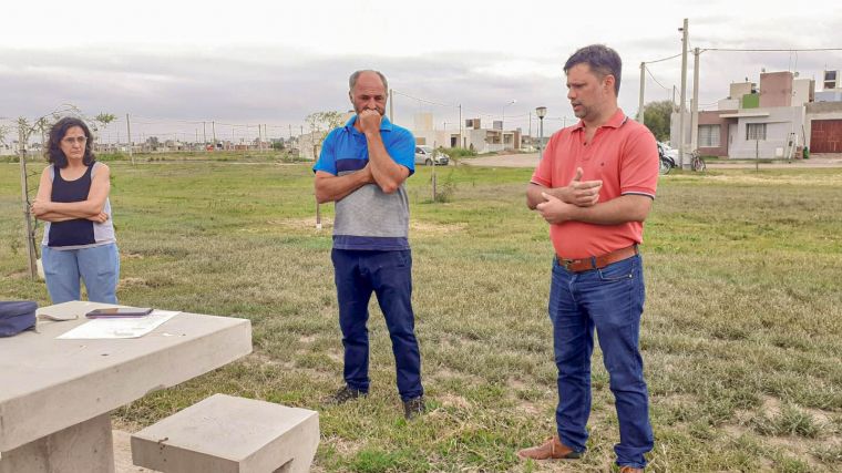 Vecinos de la Mutual 4 de Enero reciben información acerca de fumigaciones y aplicaciones