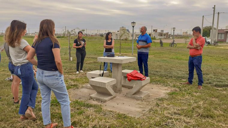 Vecinos de la Mutual 4 de Enero reciben información acerca de fumigaciones y aplicaciones