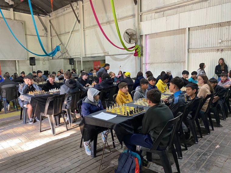 La escuela municipal de Ajedrez de Monte Cristo triunfa en el Primer Encuentro de Suquijuegos