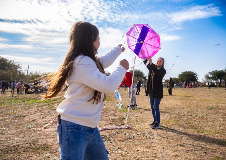Tarde de barrileteada y feria en Monte Cristo