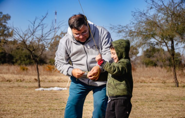 Tarde de barrileteada y feria en Monte Cristo
