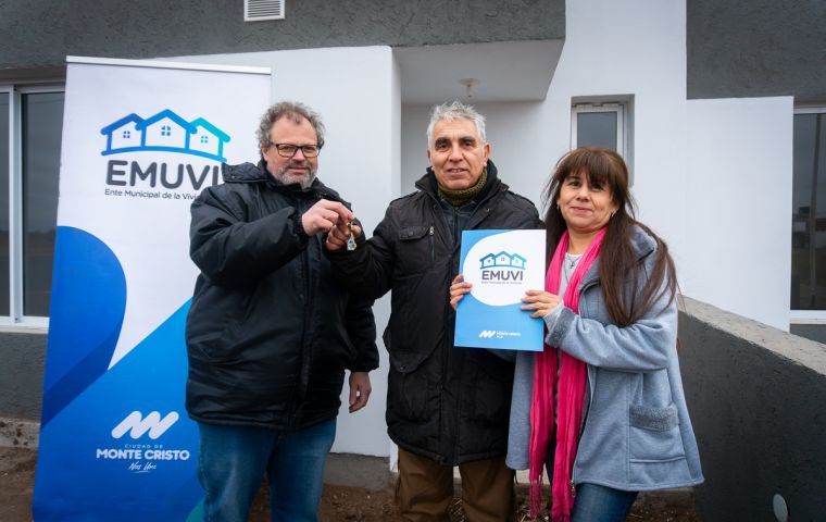 Se entregaron 6 nuevas viviendas del EMUVI en Monte Cristo