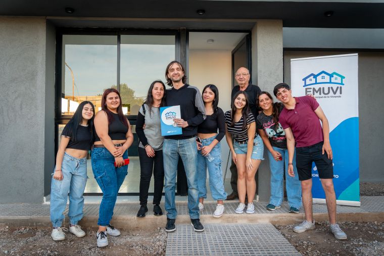 Se entregaron 4 nuevas viviendas del EMUVI