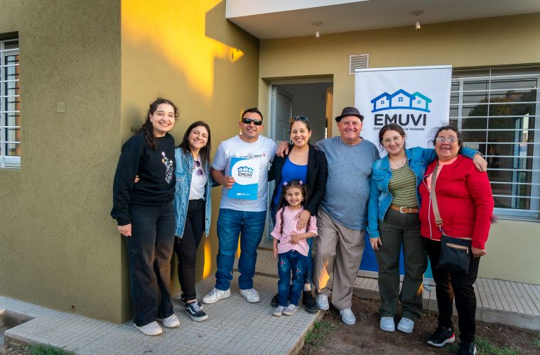 Se entregaron 4 nuevas viviendas del EMUVI