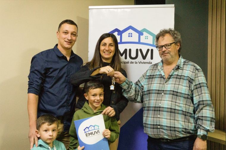 Se entregaron 3 viviendas del EMUVI en Monte Cristo