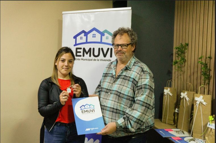 Se entregaron 3 viviendas del EMUVI en Monte Cristo