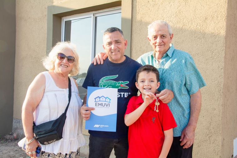 Se entregaron 2 viviendas del EMUVI en Monte Cristo