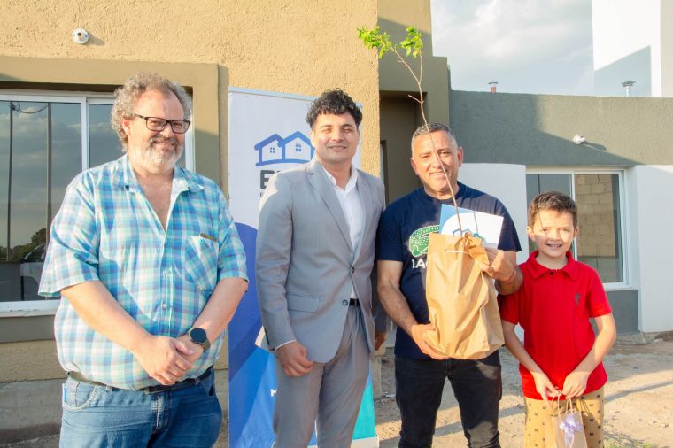 Se entregaron 2 viviendas del EMUVI en Monte Cristo