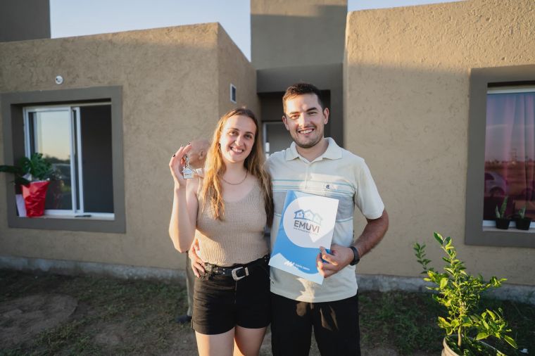 Se entregaron 2 viviendas del EMUVI en Monte Cristo