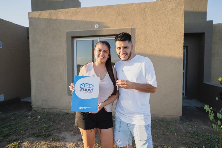 Se entregaron 2 viviendas del EMUVI en Monte Cristo