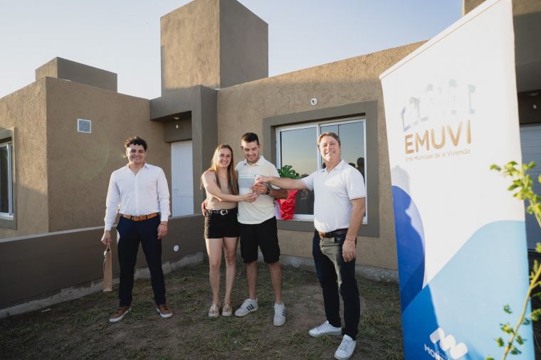 Se entregaron 2 viviendas del EMUVI en Monte Cristo