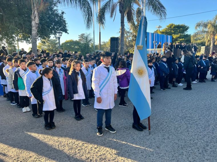 Monte Cristo celebró el Día de la Bandera con la promesa de estudiantes de primarias y la jura de liceístas