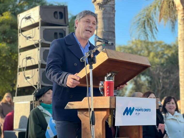 Monte Cristo celebró el Día de la Bandera con la promesa de estudiantes de primarias y la jura de liceístas