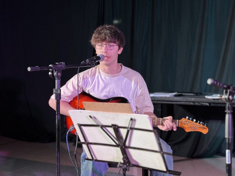 Una noche llena de arte con la muestra de los talleres de Teatro y Guitarra