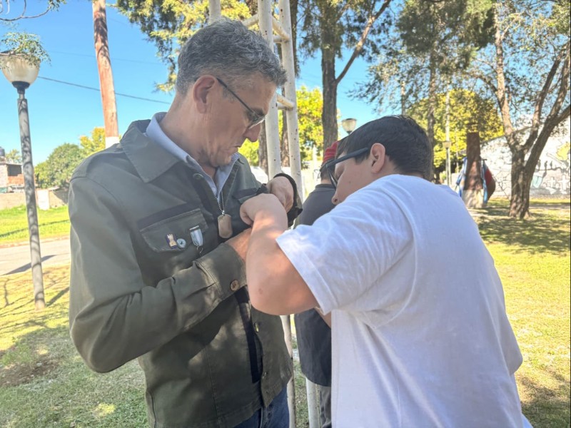 Estudiantes y veteranos compartieron una jornada de memoria en la Plazoleta Héroes de Malvinas