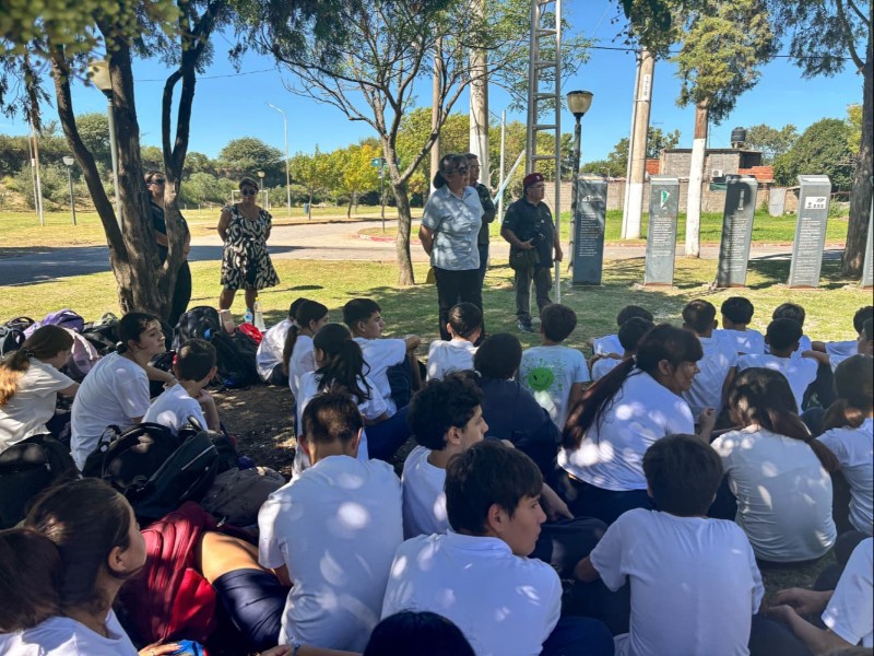 Estudiantes y veteranos compartieron una jornada de memoria en la Plazoleta Héroes de Malvinas