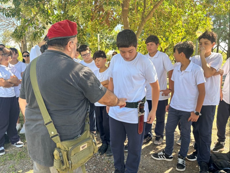 Estudiantes y veteranos compartieron una jornada de memoria en la Plazoleta Héroes de Malvinas