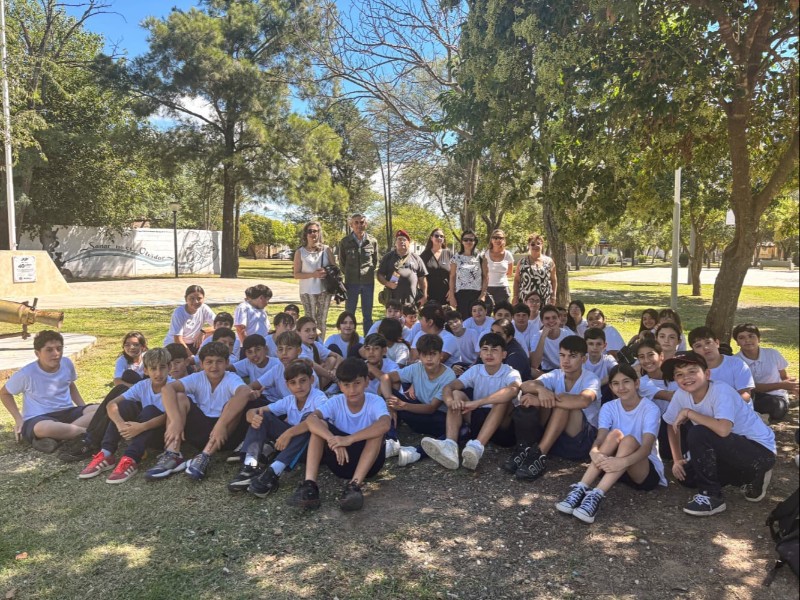 Estudiantes y veteranos compartieron una jornada de memoria en la Plazoleta Héroes de Malvinas