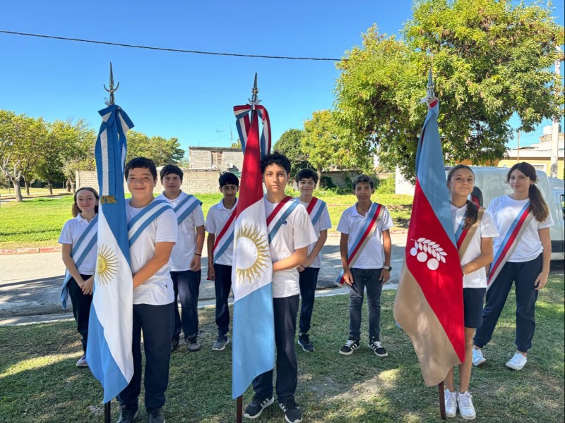 Estudiantes y veteranos compartieron una jornada de memoria en la Plazoleta Héroes de Malvinas