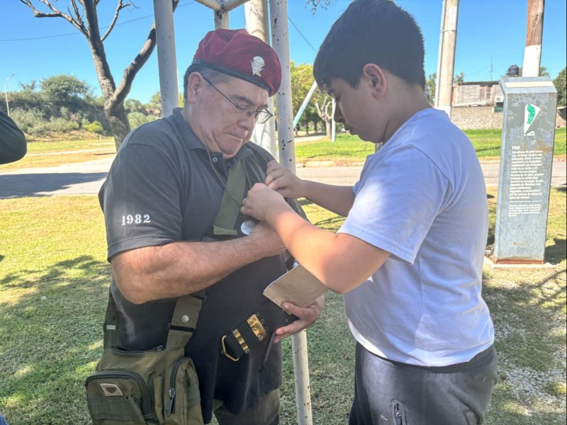 Estudiantes y veteranos compartieron una jornada de memoria en la Plazoleta Héroes de Malvinas