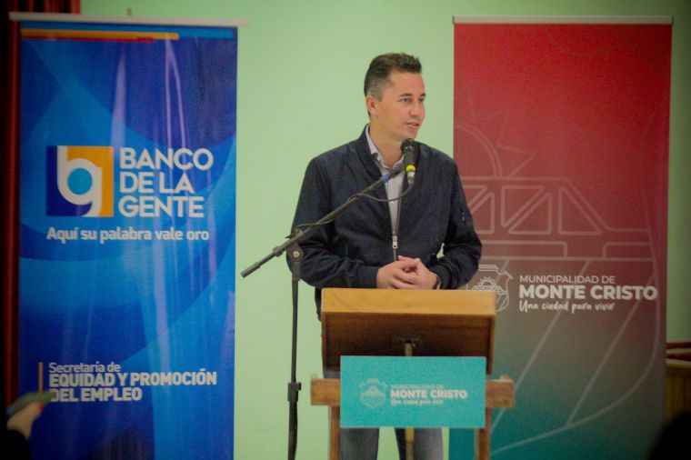 Entrega de créditos junto al vicegobernador Manuel Calvo