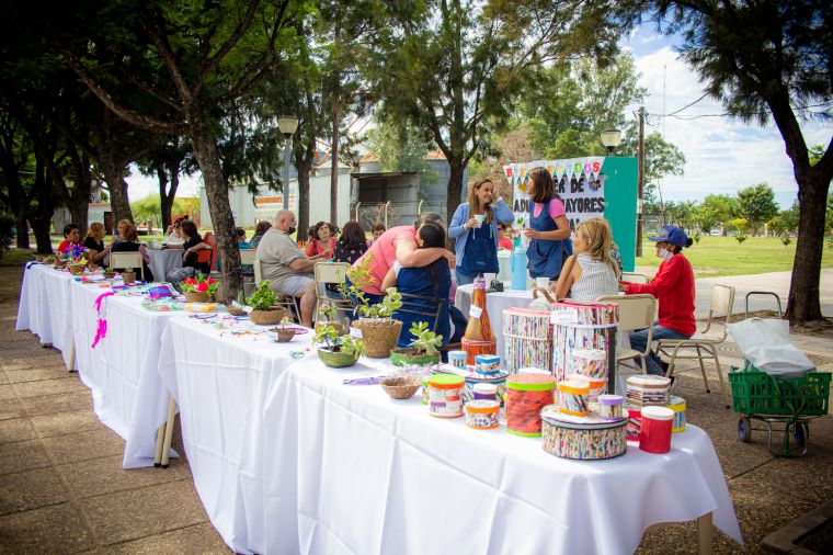 Mateada y exposición de nuestros adultos mayores