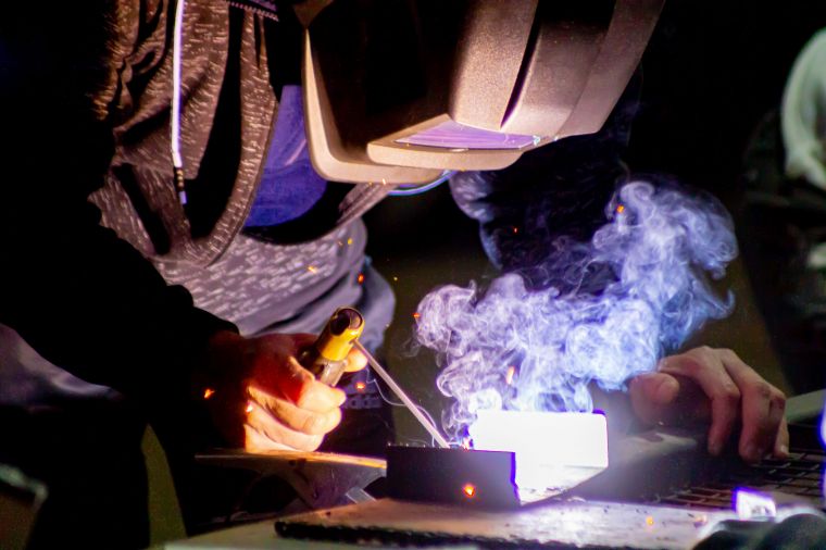 Soldadores en Acción