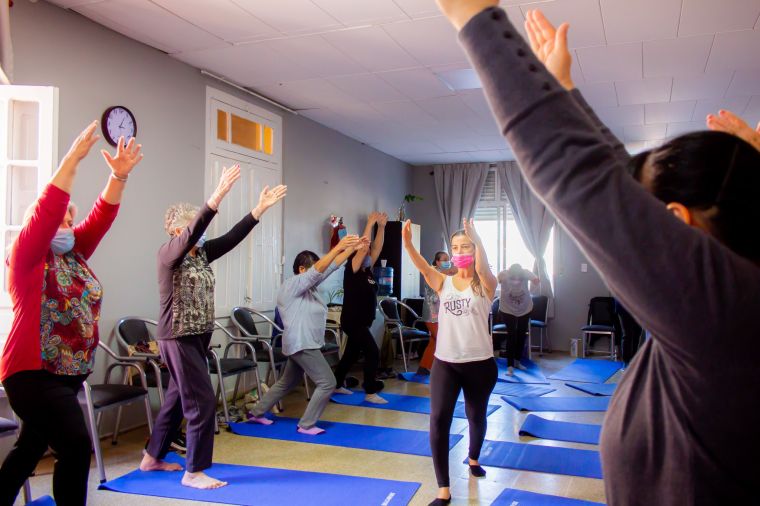 Taller de Yoga para Personas Mayores