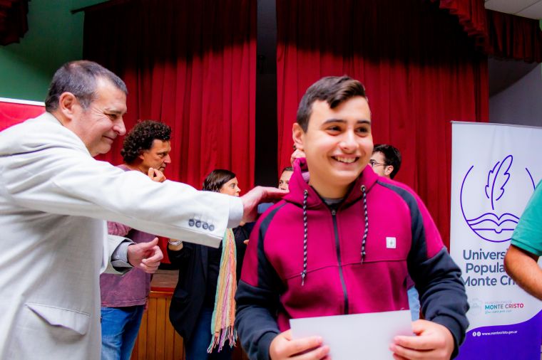Entrega de Certificados de la Universidad Popular de Monte Cristo