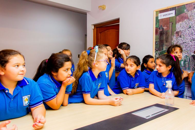 Visita de los Alumnnos/as de la escuela 25 de Mayo a la Municipalidad