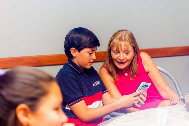 Acercando a los Jóvenes y las Personas Mayores