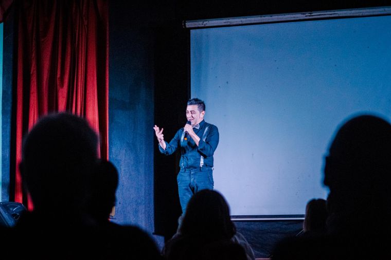 Lo Pasamos Pulenta con la Obra de Adrián Gómez 