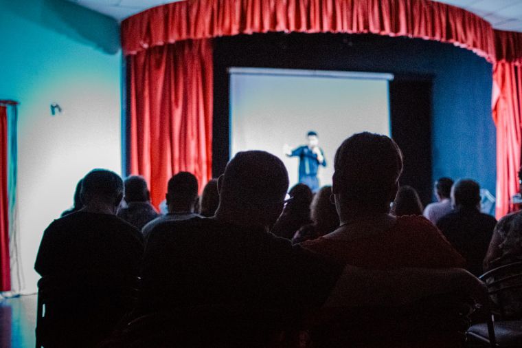 Lo Pasamos Pulenta con la Obra de Adrián Gómez 