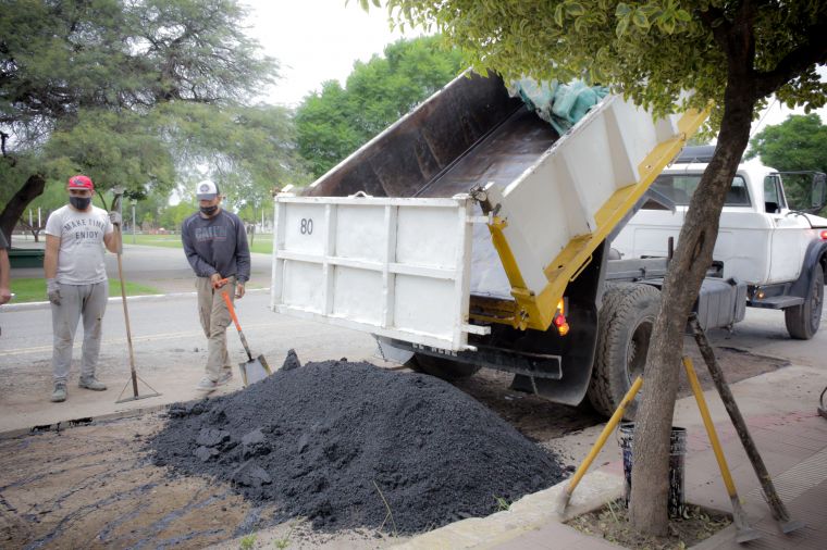 Tareas de bacheo en la Av. Sarmiento