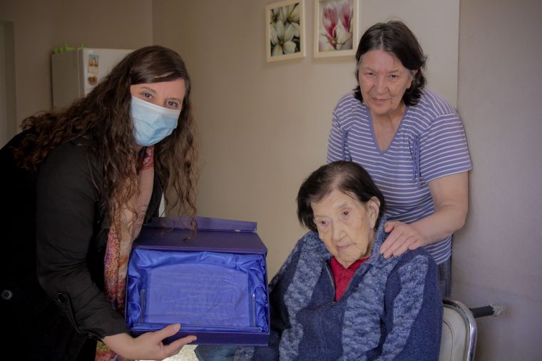 Reconocimiento a la nona Elena